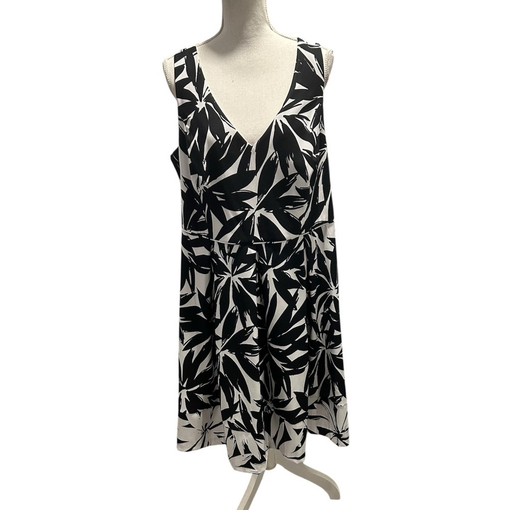 {Ashley Graham} Beyond Black & White Floral V-Neck Midi Dress